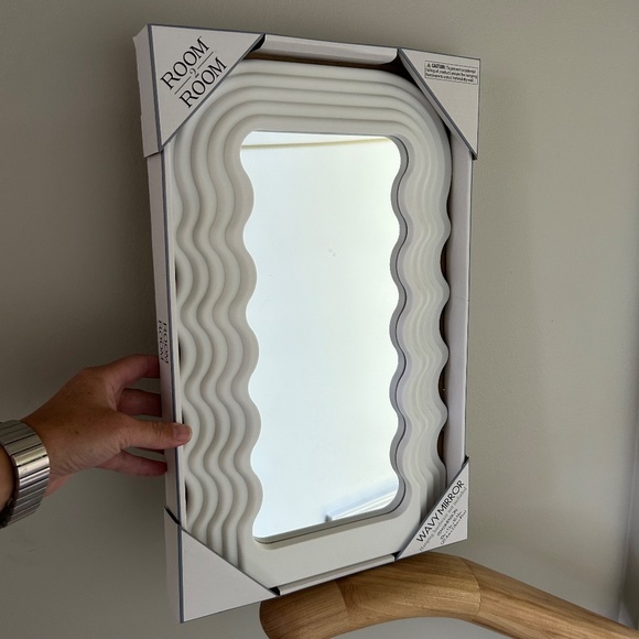 NIB Instagram Favorite White Wavy Mirror - Picture 1 of 7